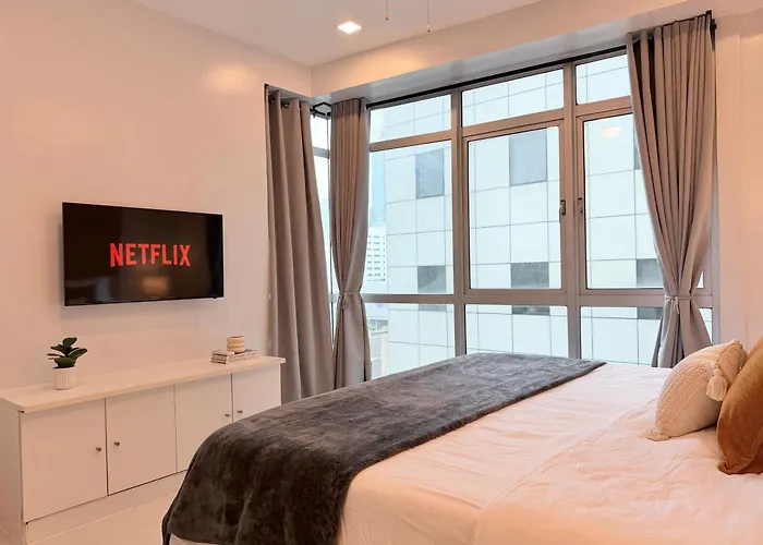 2br With King & Queen Bed And Highspeed Wifi Near Shangri-la Bgc