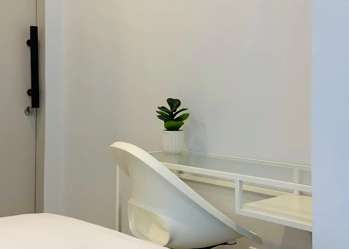 2br With King & Queen Bed And Highspeed Wifi Near Shangri-la Bgc