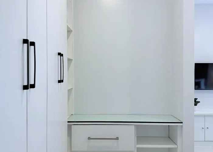 2br With King & Queen Bed And Highspeed Wifi Near Shangri-la Bgc